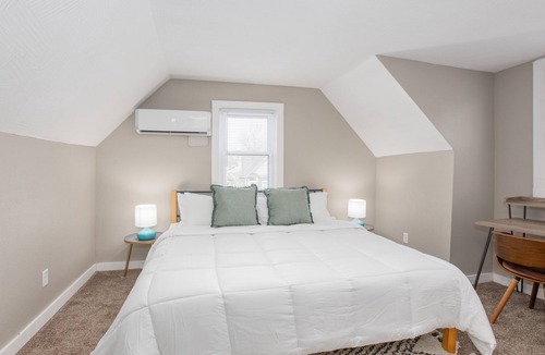 West Central House | Sleepover: Cozy 2BR/1BA + Kitchen - Downtown Springfield