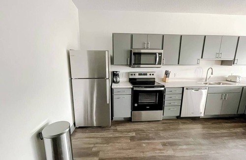 West Des Moines Apartment | Sleepover | Dashing 1BD/1BA - Des Moines