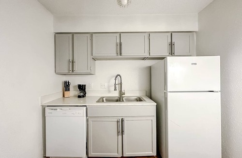 Windsor Park Apartment | Sleepover | Dashing 1BD/1BA + Gym - Austin TX
