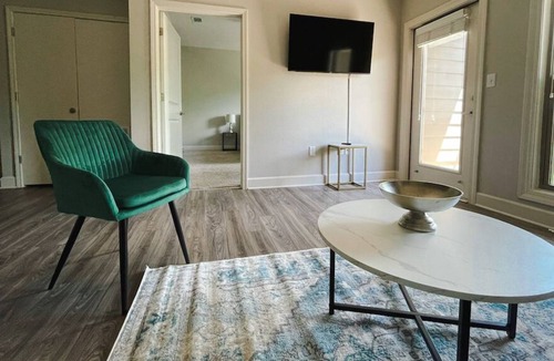 Rock Creek House | Sleepover: Dazzling 1BD/1BA + Gym - Little Rock