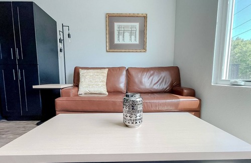 Bowling Green Apartment | Sleepover: Deluxe 1BD/1BA - Bowling Green