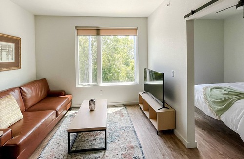 Bowling Green Apartment | Sleepover: Deluxe 1BD/1BA - Bowling Green