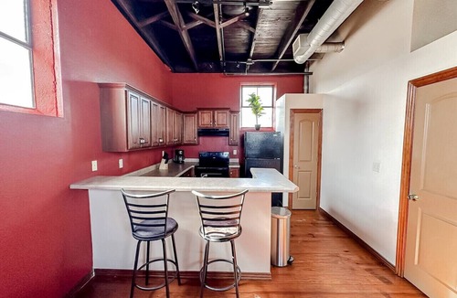 Springfield Apartment | Sleepover | Extraordinary 2BD/1BA Condo - SGF