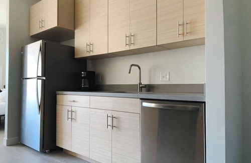 Des Moines Apartment | Sleepover | Extraordinary Studio + Gym- Des Moines