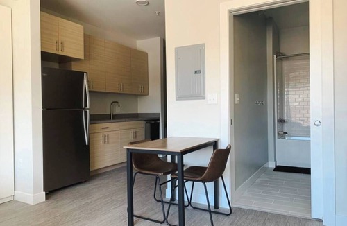 Des Moines Apartment | Sleepover | Extraordinary Studio + Gym- Des Moines