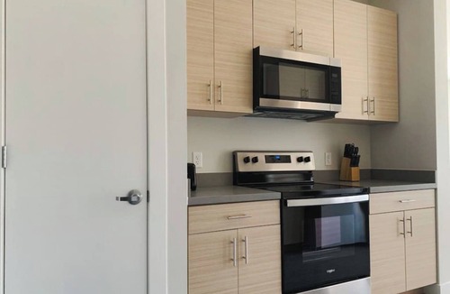 Des Moines Apartment | Sleepover | Extraordinary Studio + Gym- Des Moines