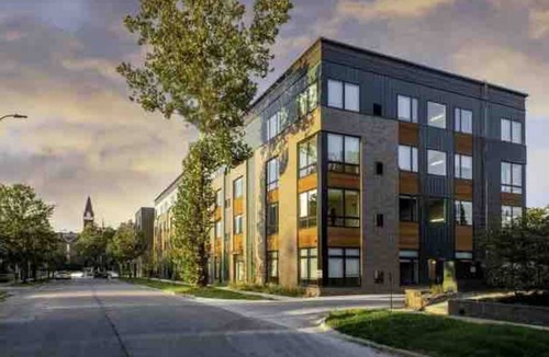 Des Moines Apartment | Sleepover | Extraordinary Studio + Gym- Des Moines