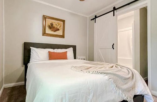 West Central Apartment | Sleepover Historic Downtown Springfield Apartments