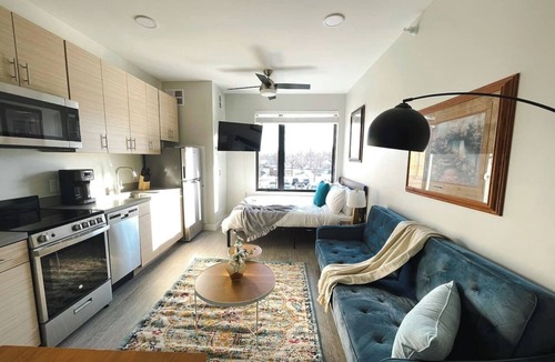 Des Moines Apartment | Sleepover | Impressive Studio and Gym - Des Moines