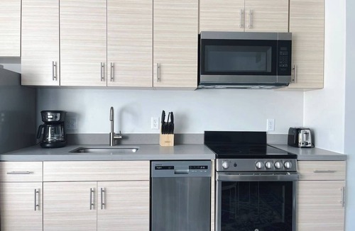 Des Moines Apartment | Sleepover | Impressive Studio and Gym - Des Moines