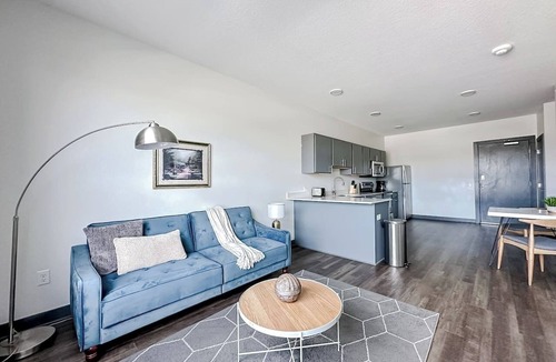 West Des Moines Apartment | Sleepover | Lovely 1BD/BA + High Ceilings - DSM