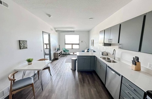 West Des Moines Apartment | Sleepover | Lovely 1BD/BA + High Ceilings - DSM