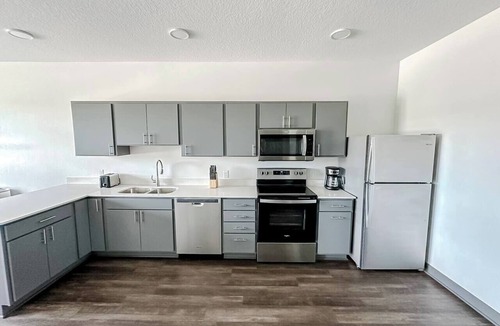 West Des Moines Apartment | Sleepover | Lovely 1BD/BA + High Ceilings - DSM