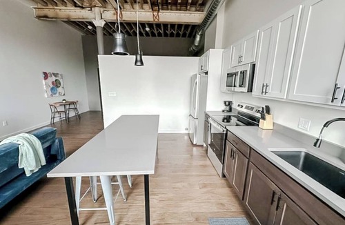 Newton Apartment | Sleepover | Spacious 1BD/1BA Loft - Newton