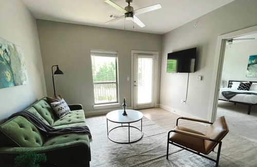 Rock Creek Apartment | Sleepover: Stunning 1BD/1BA + Gym - Little Rock