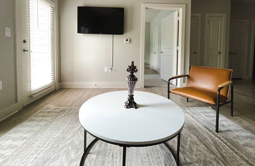 Rock Creek Apartment | Sleepover: Stunning 1BD/1BA + Gym - Little Rock