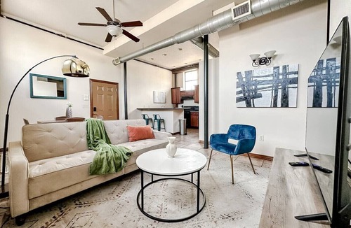 Springfield Apartment | Sleepover | Stylish 2BD/1BA Condo - Downtown SGF