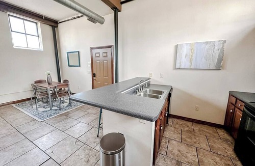 Springfield Apartment | Sleepover | Stylish 2BD/1BA Condo - Downtown SGF