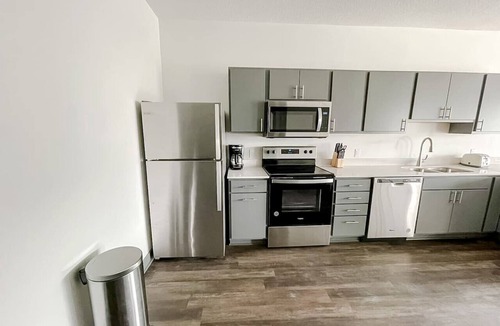 West Des Moines Apartment | Sleepover | Superior 1BD/1BA - Des Moines