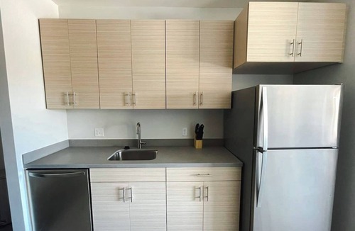 Des Moines Apartment | Sleepover | Upscale Studio and Gym - Des Moines