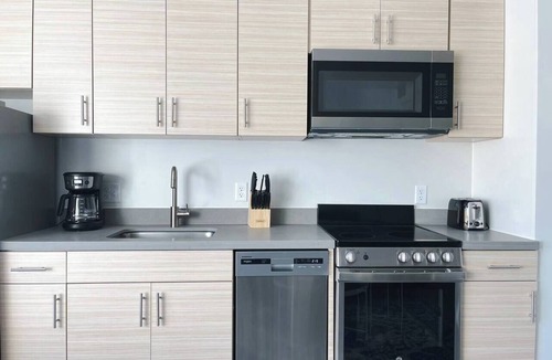 Des Moines Apartment | Sleepover | Urban Studio and Gym - Des Moines