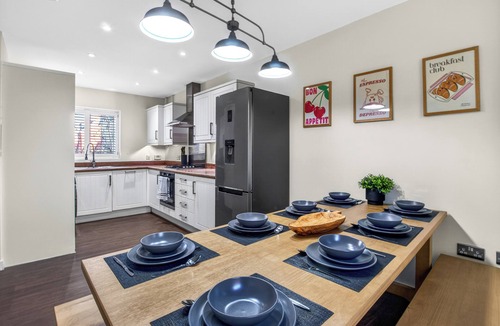 Cardington House | Sleeps 10 | 1GB Wi-Fi | Pool/TT Table | Parking