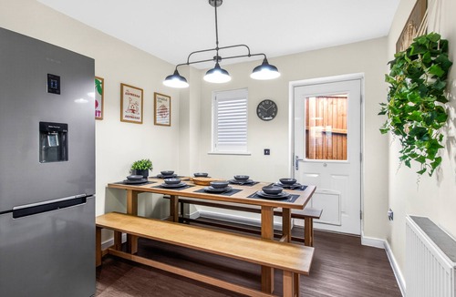 Cardington House | Sleeps 10 | 1GB Wi-Fi | Pool/TT Table | Parking