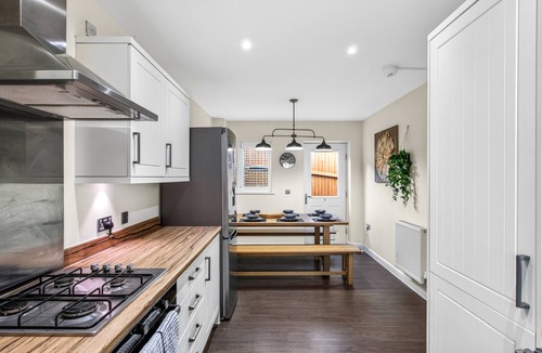 Cardington House | Sleeps 10 | 1GB Wi-Fi | Pool/TT Table | Parking