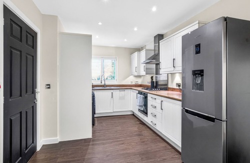 Cardington House | Sleeps 10 | 1GB Wi-Fi | Pool/TT Table | Parking