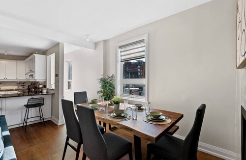 Lawrence Park South Hotel | Sleeps 10, 3bed/3bath + outdoor space + subway