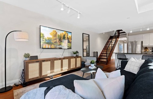 Lawrence Park South Hotel | Sleeps 10, 3bed/3bath + outdoor space + subway
