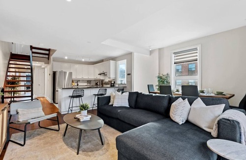 Lawrence Park South Hotel | Sleeps 10, 3bed/3bath + outdoor space + subway