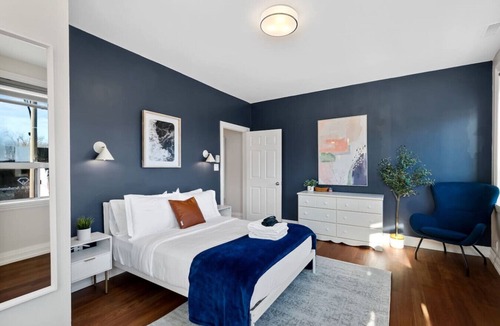 Lawrence Park South Hotel | Sleeps 10, 3bed/3bath + outdoor space + subway