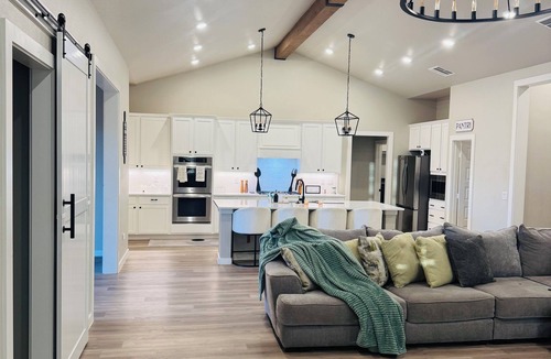 Midland House | Sleeps 10. 4-bedroom 3 bath house.