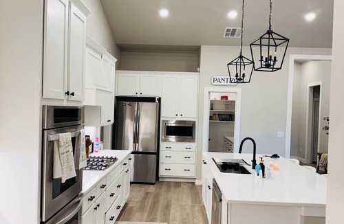 Midland House | Sleeps 10. 4-bedroom 3 bath house.