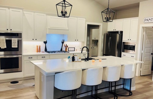 Midland House | Sleeps 10. 4-bedroom 3 bath house.