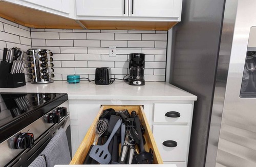 Southmoreland House | Sleeps 10|5BR 2.5Ba Home|Near Plaza+Pets Welcome