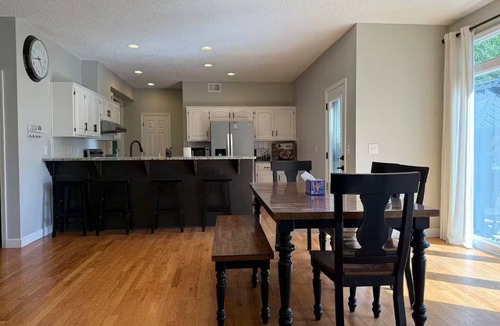 Overland Park House | Sleeps 10 - Bright&Cozy - World Cup Getaway