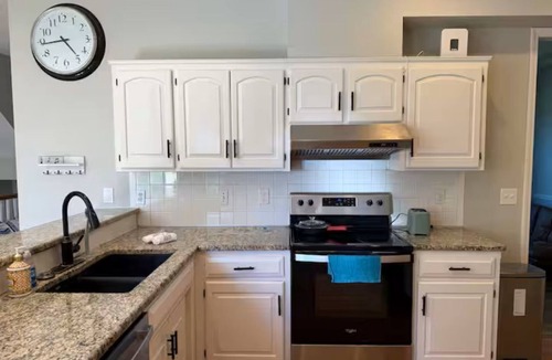 Overland Park House | Sleeps 10 - Bright&Cozy - World Cup Getaway