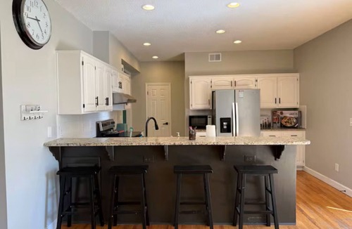 Overland Park House | Sleeps 10 - Bright&Cozy - World Cup Getaway