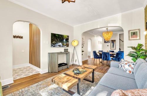 Brookfield House | Sleeps 10 + Coffee bar + Game Room + Train to CHGO