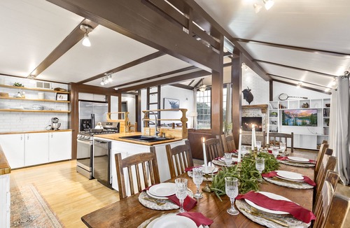 Bryan Cabin | Sleeps 10! Country Cabin w/Playground, Hammock & Chickens
