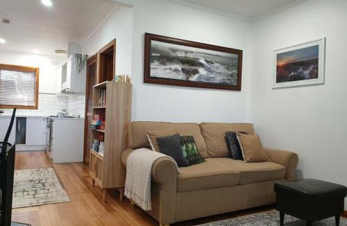 Thomastown House | Sleeps 10 Fully renovated Firepit and pool table
