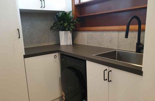 Thomastown House | Sleeps 10 Fully renovated Firepit and pool table