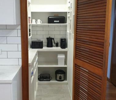 Thomastown House | Sleeps 10 Fully renovated Firepit and pool table