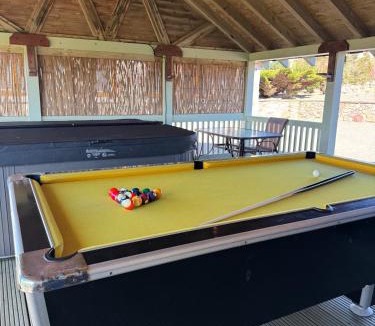 Heriot House | Sleeps 10 - Hot tub - Pool Table - Play Park