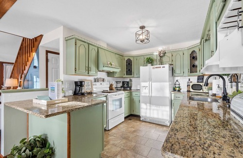 Eatonton House | Sleeps 10, Igloo Guest House, 5 Kayaks, + MORE!
