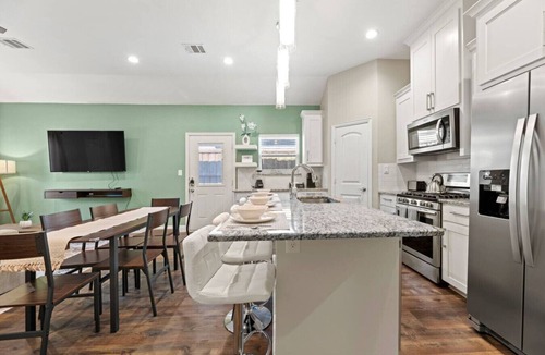 Fort Worth House | Sleeps 10+KingBed+Backyard+Stockyards+Free Parking