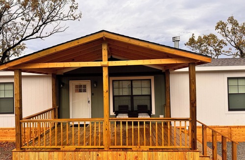 Canadian House | Sleeps 10! Lake front 4-bedroom home with fire pit lake views!