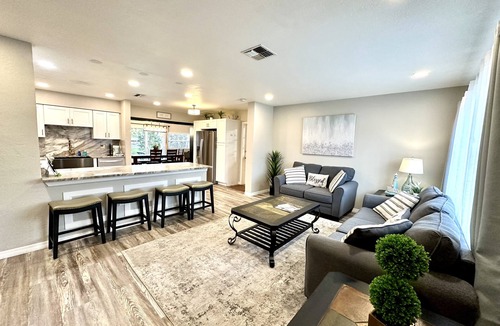 Seminole House | 🏖️Sleeps 10🏖️ MINUTES to BEACHES, 💦New Heated Saltwater Pool!